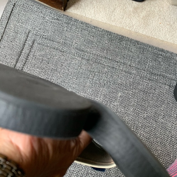 Gucci slides that have lots of life still. Needs a little cleaning. - Picture 5 of 7